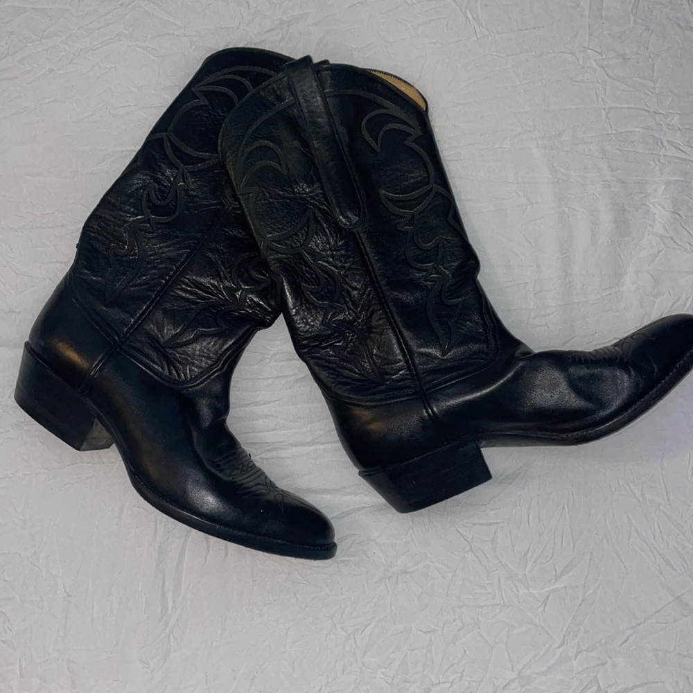 Beautiful black boots in good condition:)